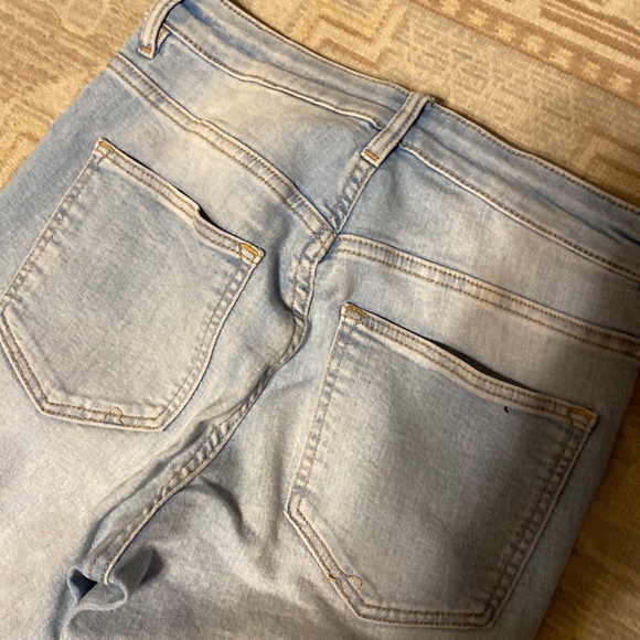 DIVINED GIRL DISTRESSED SIZE 4 JEAN LIKE NEW - Picture 3 of 11